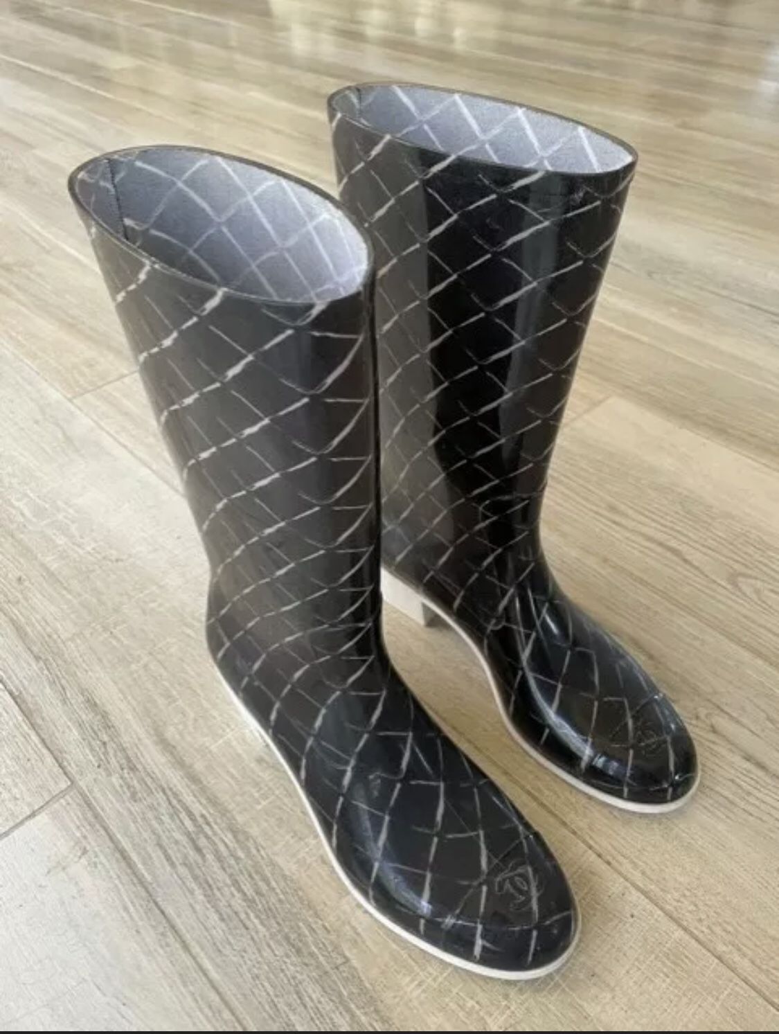 CHANEL CC Logo Quilted Black White Rubber Rain Boots Italy 42 Euro 9 US