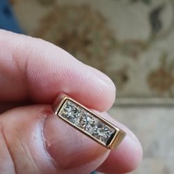 14k Diamond Ring. 3 Princess Cut Diamonds.