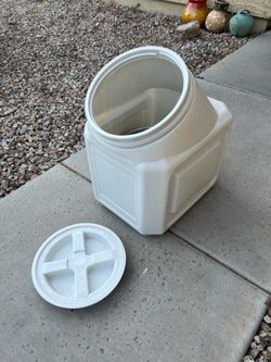 Dog food container