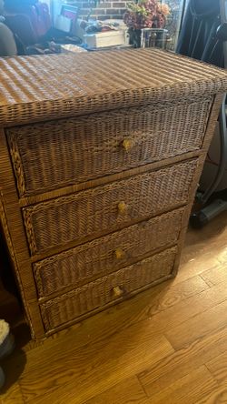 dresser / chest of drawers