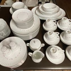 BEAUTIFUL 92 Piece CHINA Set for 12