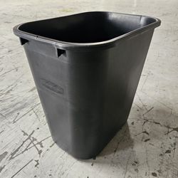 Rubbermaid 7-Gallons Black Plastic Indoor Kitchen Trash Can

