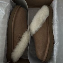 BRAND NEW IN BOX! AUTHENTIC UGG AUSTRALIA slippers - size 8