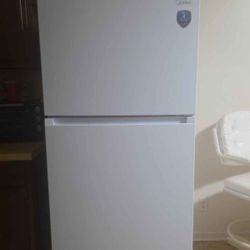 New Idea Fingerprint Resistant 18.1 cuft Refrigerator