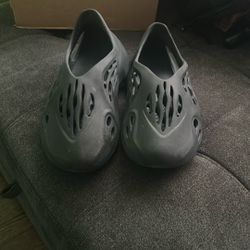 Black And Blue Foam Runners Size 8 Men NO TRADES