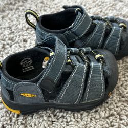 KEEN Water Shoes Toddler Size 4 