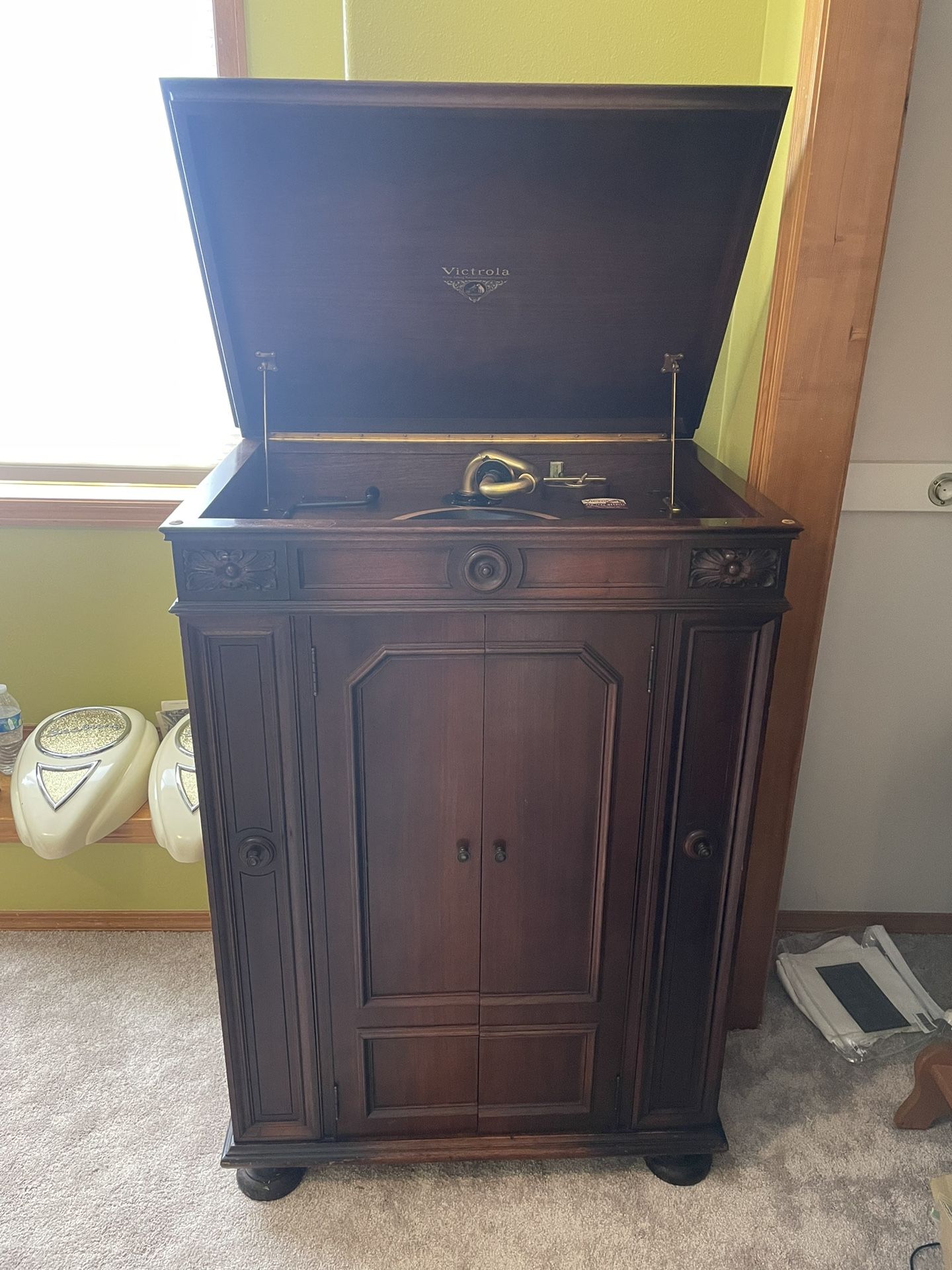 Antique Victor Victrola Credenza Hand Crank Orthophonic Phonograph 1926