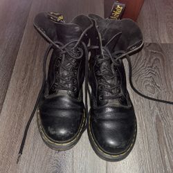 Dr. Martens (women) Size 6
