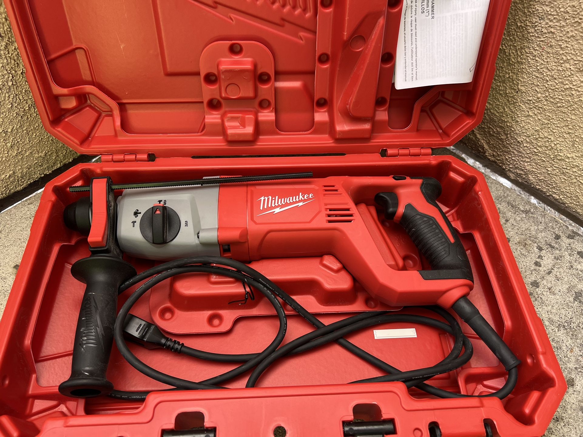 Milwaukee 8 Amp Corded 1 in. SDS D-Handle Rotary Hammer
