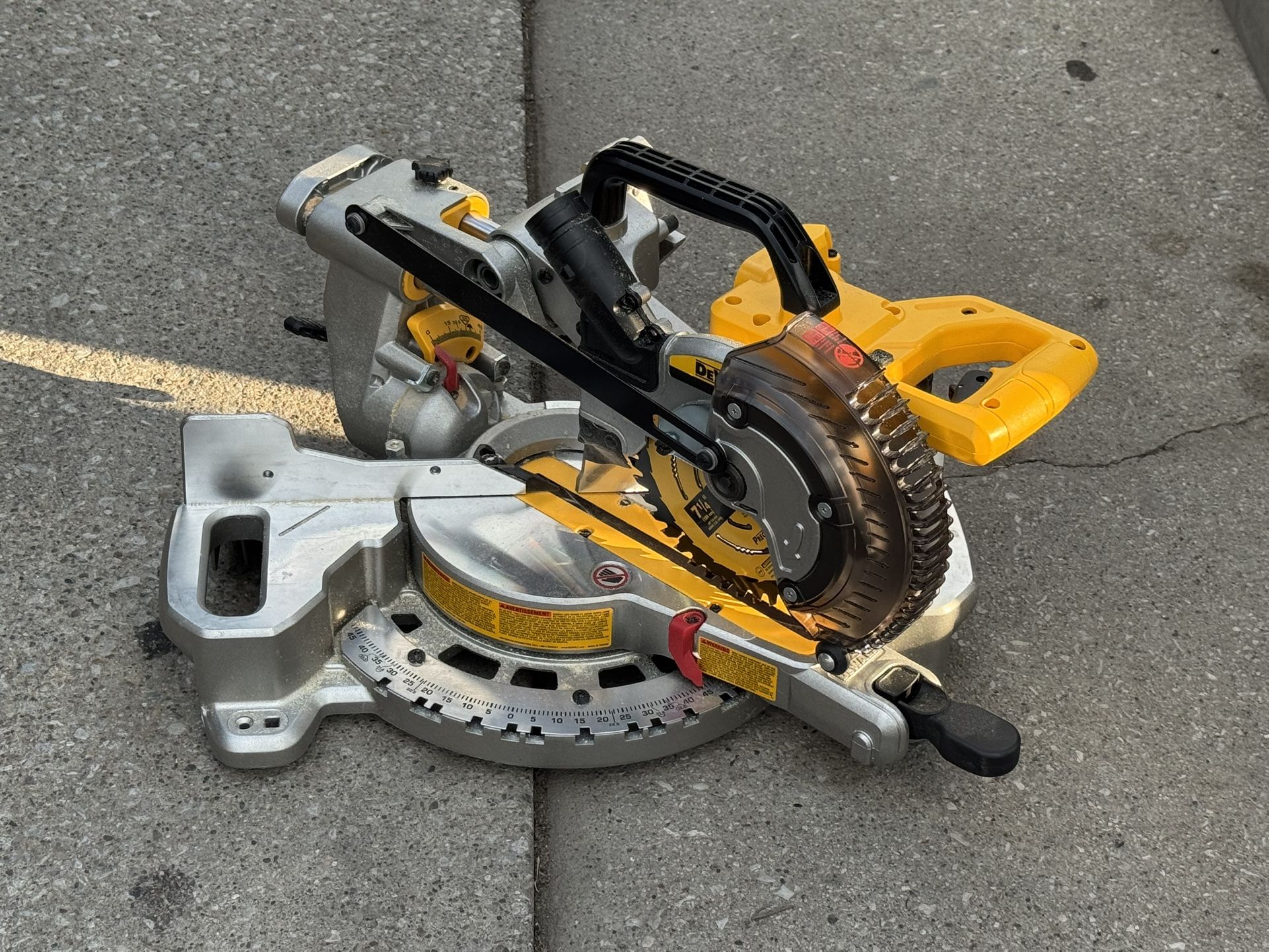 Dewalt 7 1/4 Inch miter Saw Kit 4 Ah Battery And Charger 