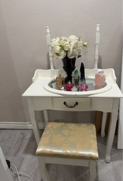 Vanity small desk