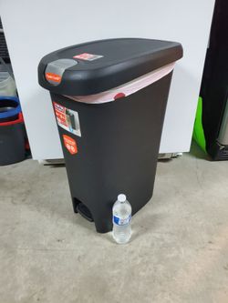 Trash Can 12 gallon ( Hefty New)