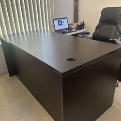 Wood and Laminate Desk with Adjustable 3-Drawers – 55”x29”x29” 