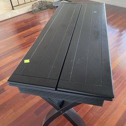 Black expandable table