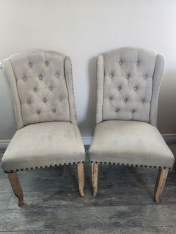 2 winged dining chairs with tuffed back