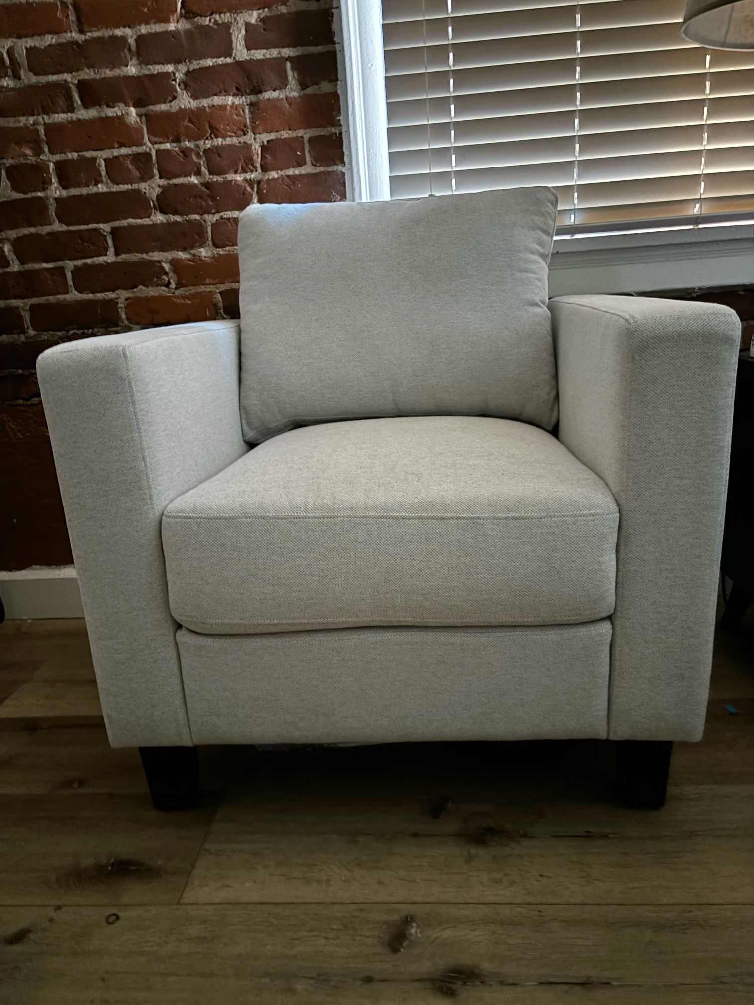 Modern Neutral Armchair – Minimalist & Comfy