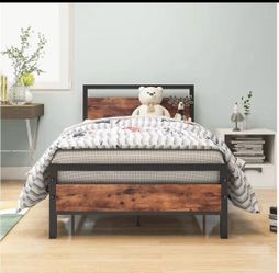 *MOVING SALE* QUEEN Hojinlinero Metal Bed Frame