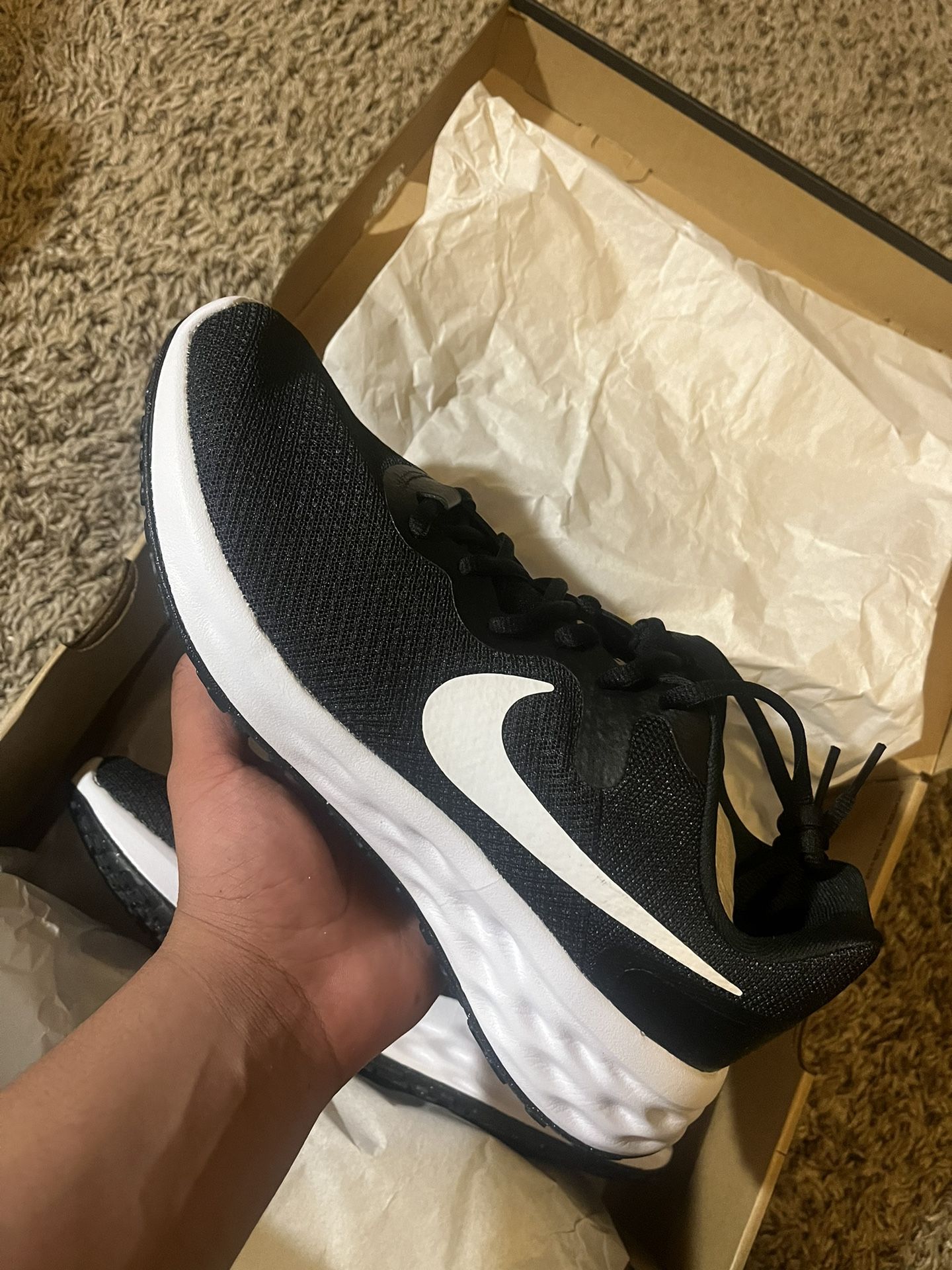 Nike “Revolution 6” Size: 9.5m 