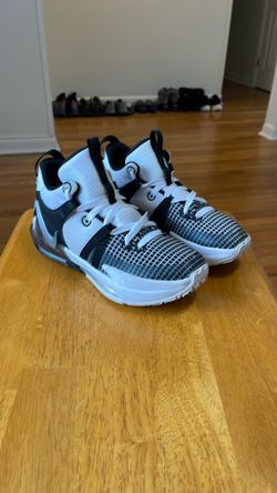 ALMOST NEW CONDITION NIKE LEBRONS size 4Y