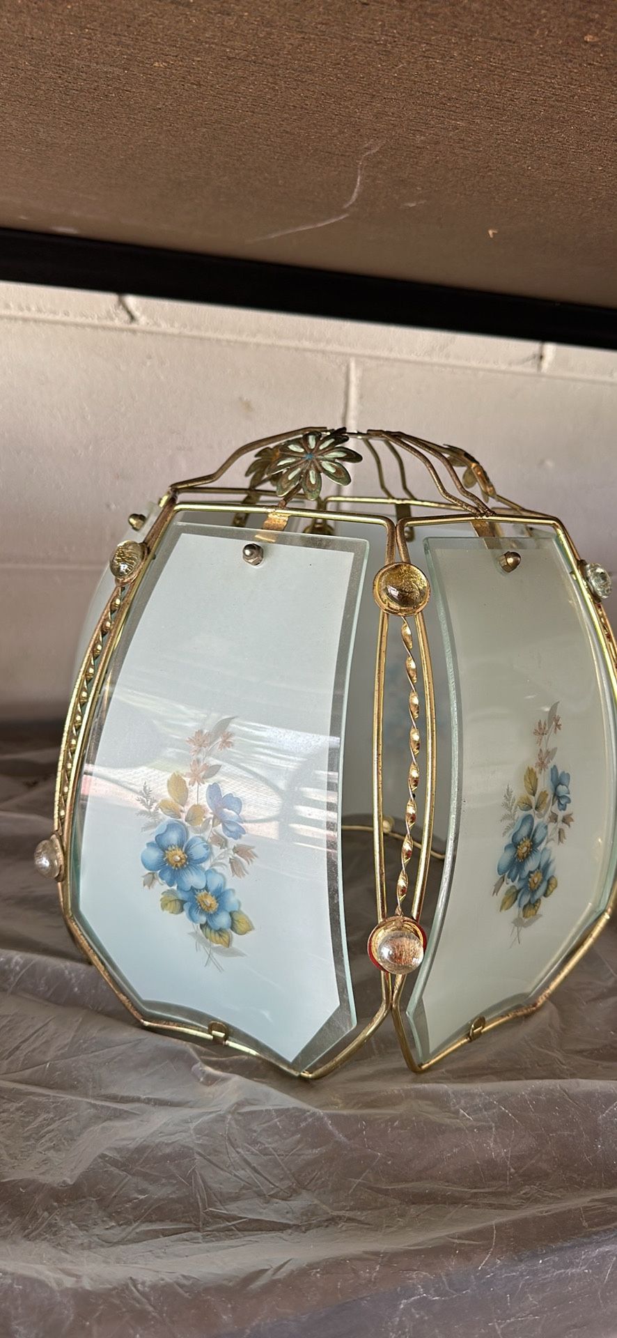 Vintage Glass And brass Lamp Shade. Will fit Regular size lamp