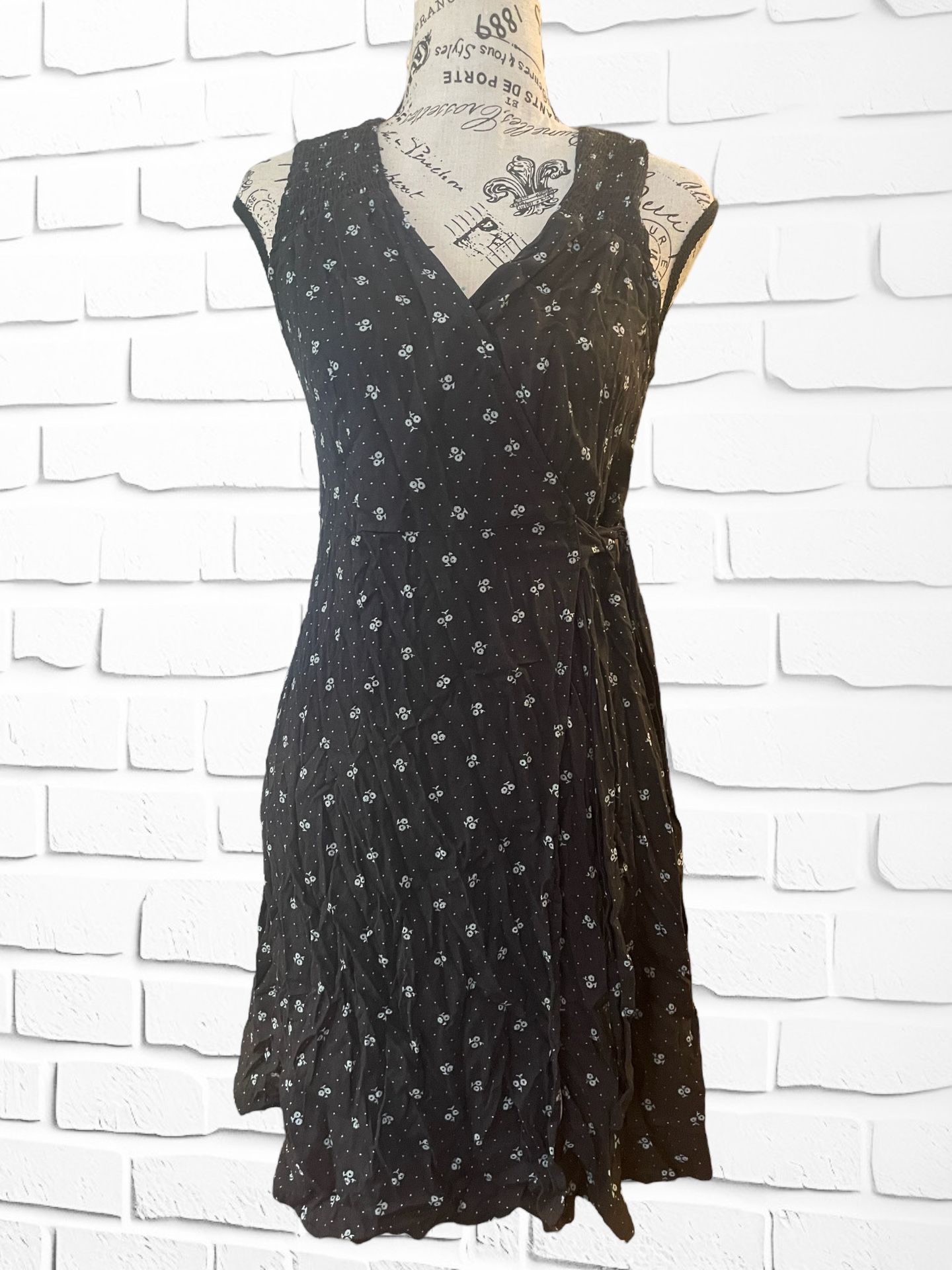 Universal Thread Women’s Size XS Black Sleeveless Mini Wrap Dress • Flower Print