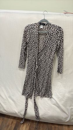 Vestido estampado colores beigs  café  claro y café obscuro size S  manga larga