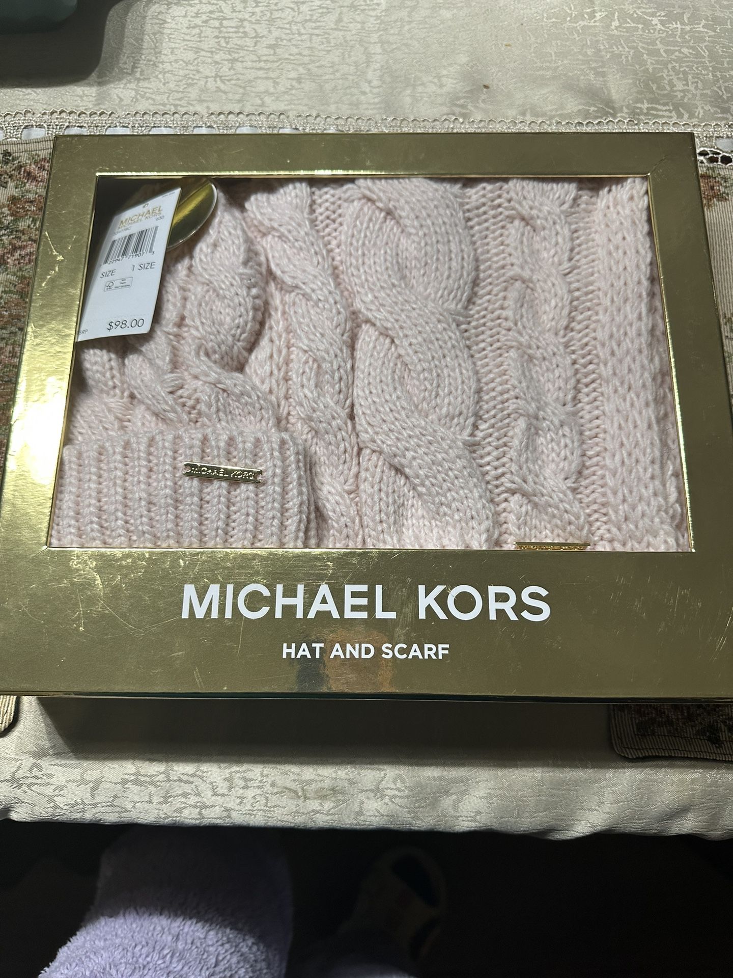 Micheal Kors Had And Scarf