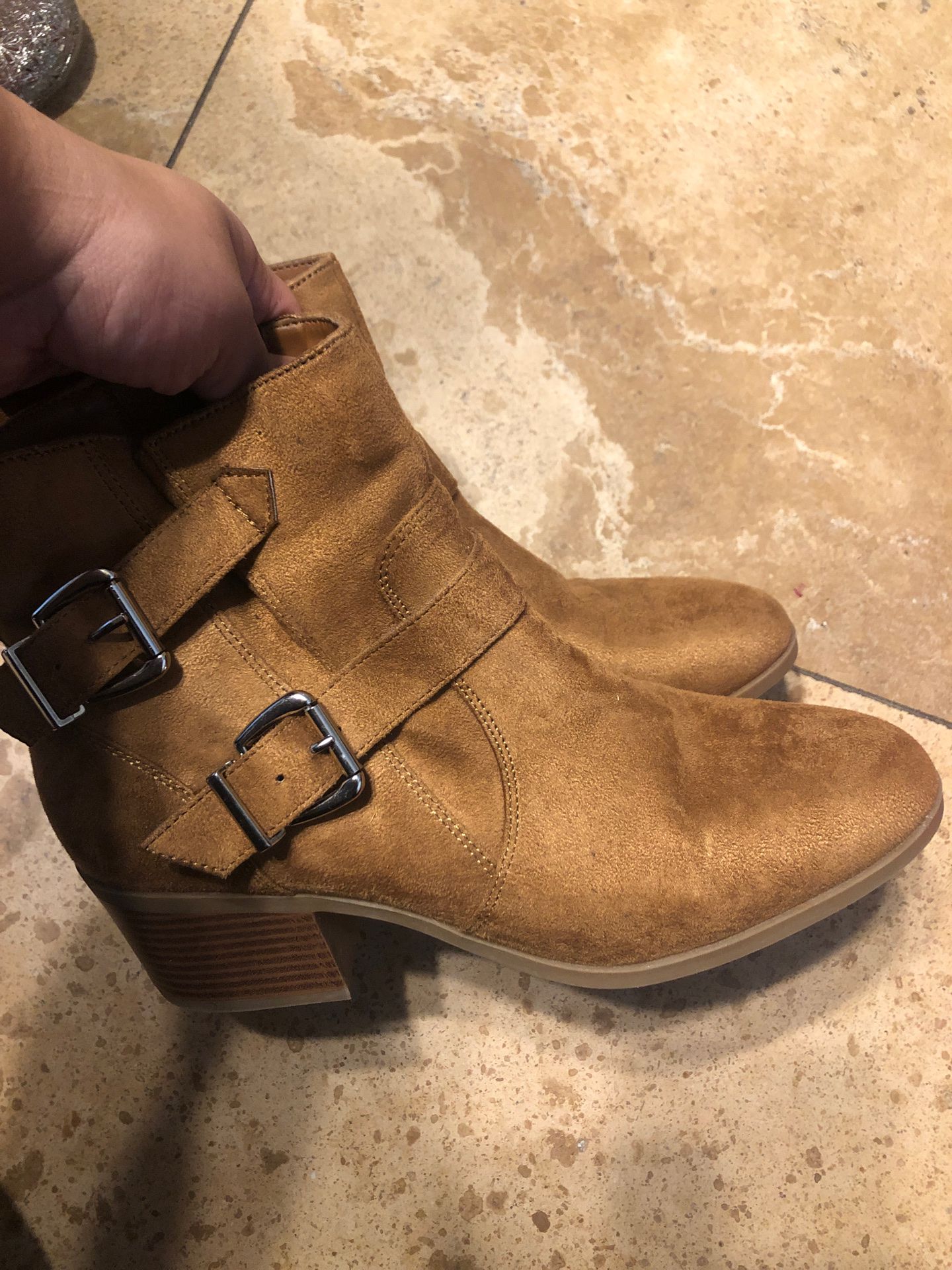 Women’s boots size 8w