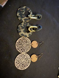 Set of two women’s pierced earrings