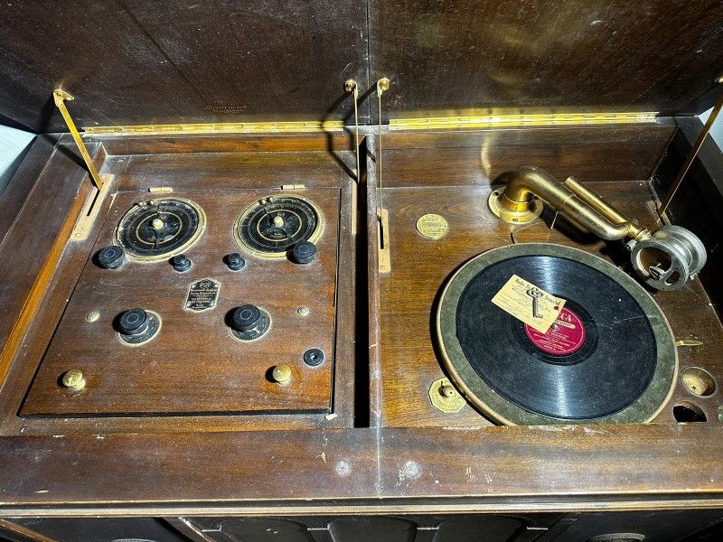 Antique Radio Brunswick Model BR-160. 