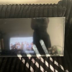 32 Inch TV W/ WALL MOUNT 