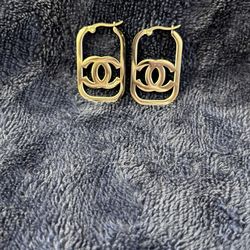 Women’s Hoop Earrings Square 