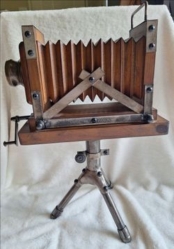 Deco 79 Premium Vintage Wooden Camera Sculpture (Large Decor)