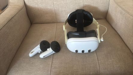 Oculus quest three  fully functional comes with head strap and battery pack