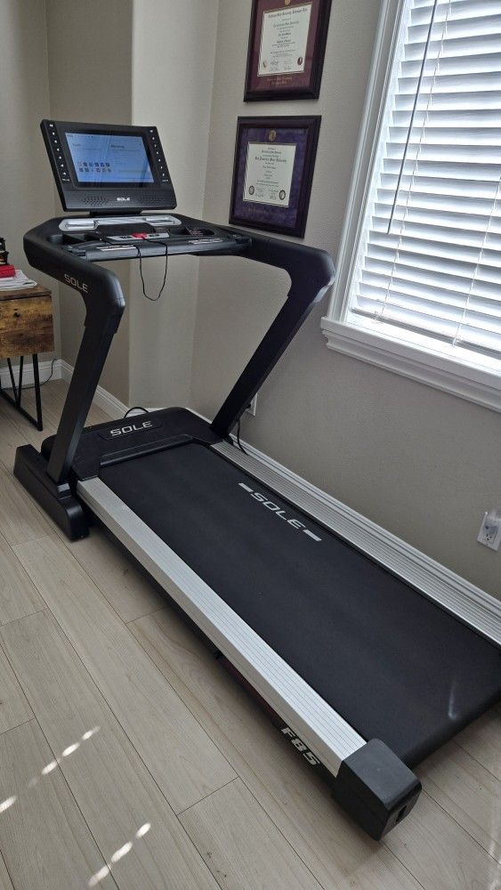 Sole F85, Folding Touchscreen Treadmill