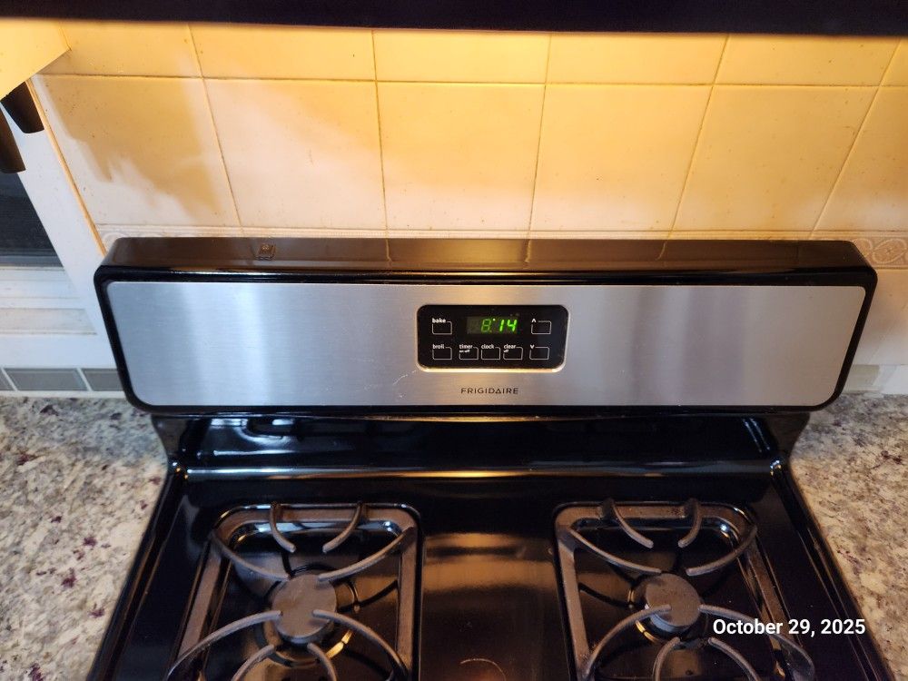 Frigidaire 4-burner LP gas stove Stainless Steel and black