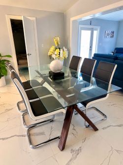 Moderna mesa de comedor con 6 sillas en perfectas condiciones lista para recoger