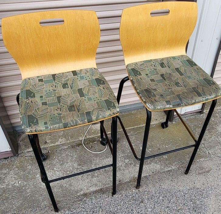 2 Bar Stools 