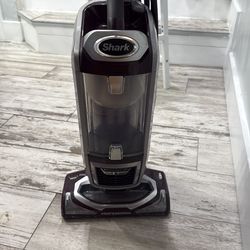 Shark NV752 Rotator Powered Lift-Away TruePet Upright Vacuum with HEPA Filter