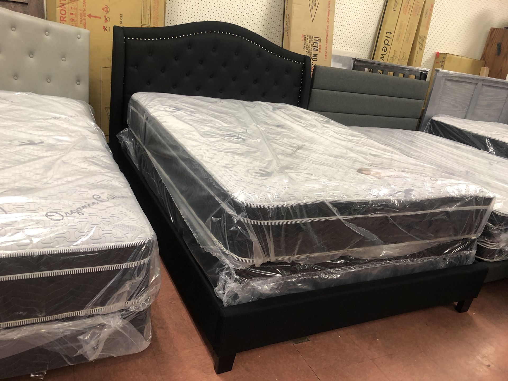 Full size New bed with mattresses included////// Cama matrimonial Nueva con colchones incluidos