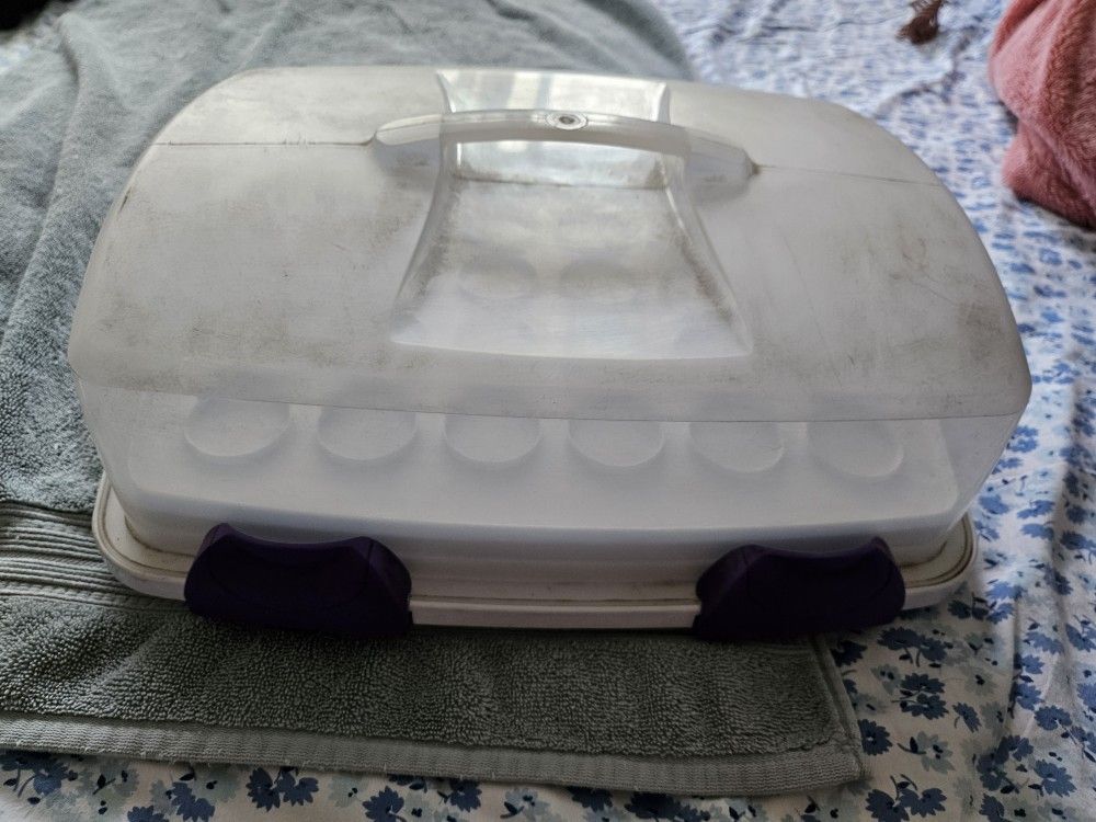 Cupcake/cake carrier.