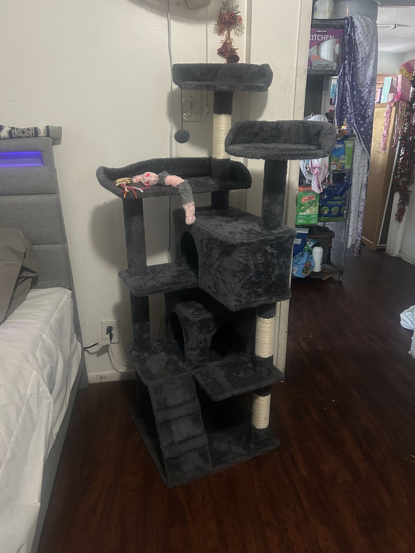 Cat tree house Comes With Toys
