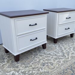 Set Of 2 Nightstands 
