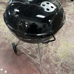 Weber Original Kettle 22 in. Charcoal Grill in Black with One-Touch Cleaning System