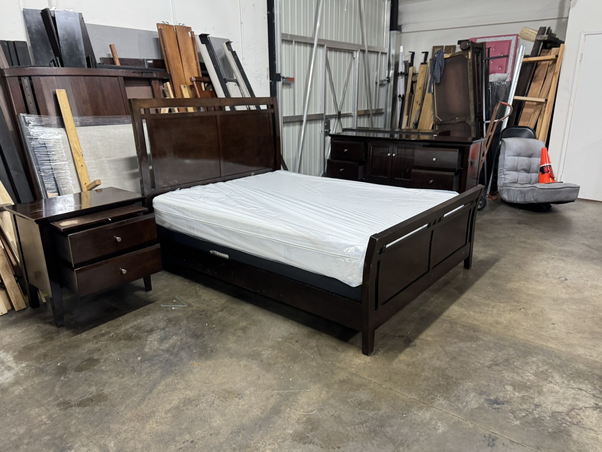 Queen Bedroom Set $399