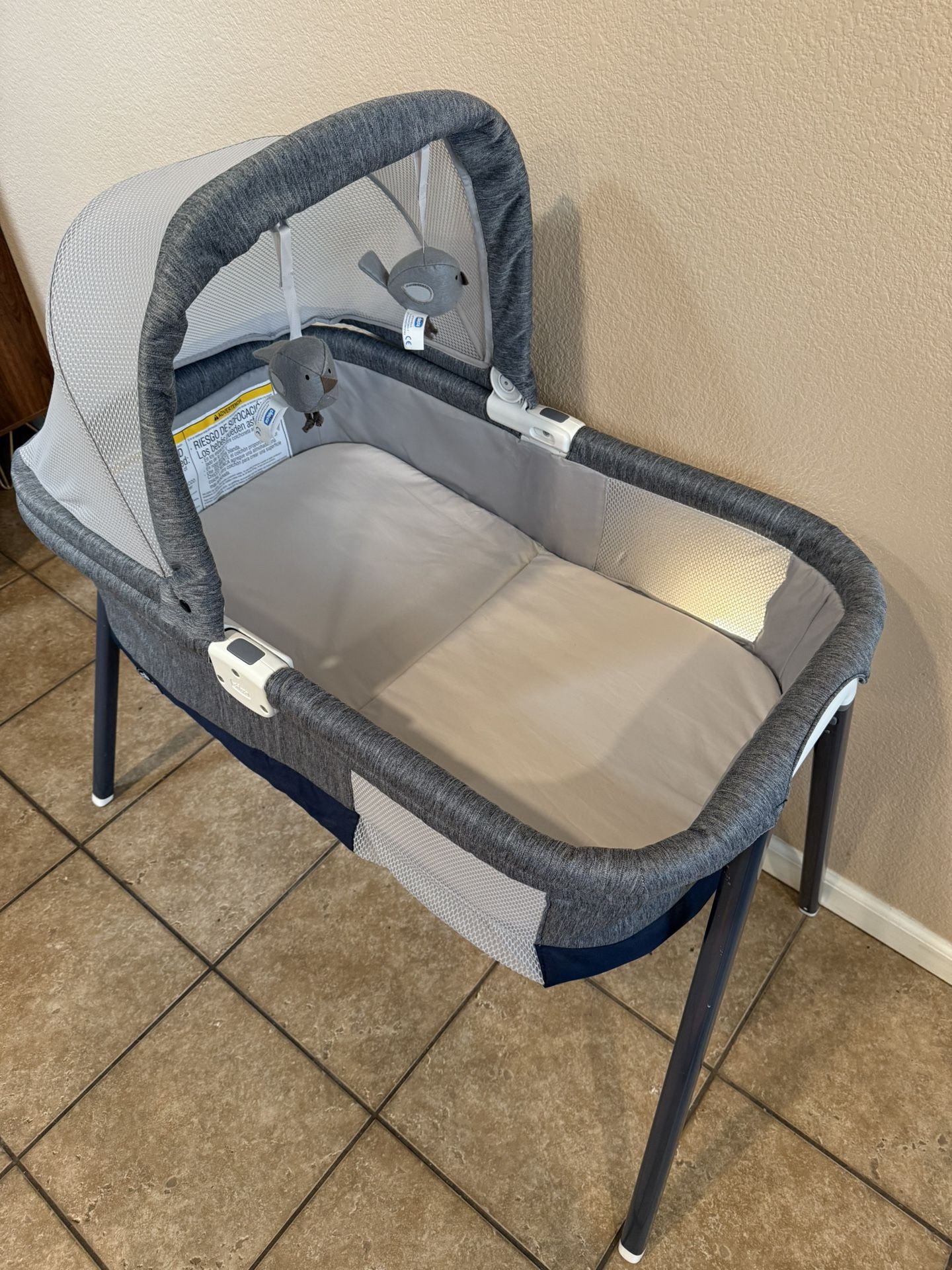 Chicco Bassinet LullaGo Deluxe (GREAT CONDITION)