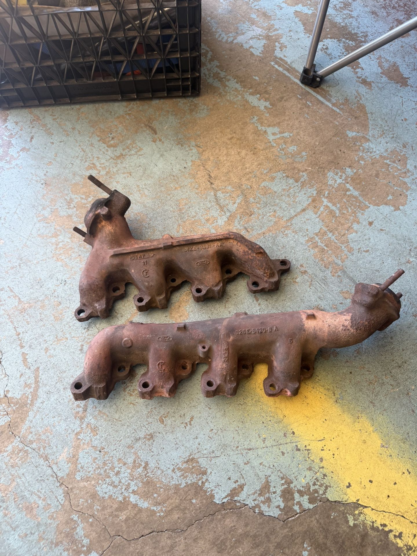 Ford Mustang Cast Iron Exhaust Manifold: D20E-9430-BA