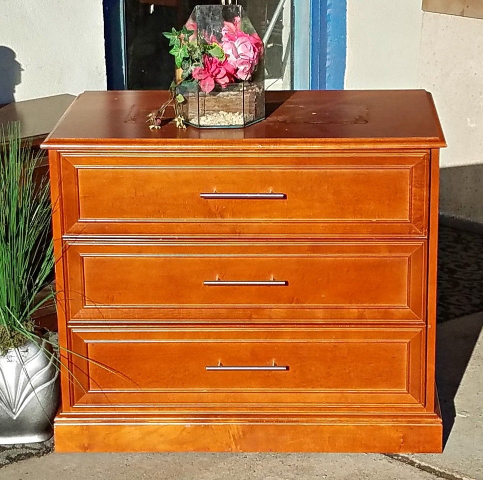 Chest of drawers or dresser