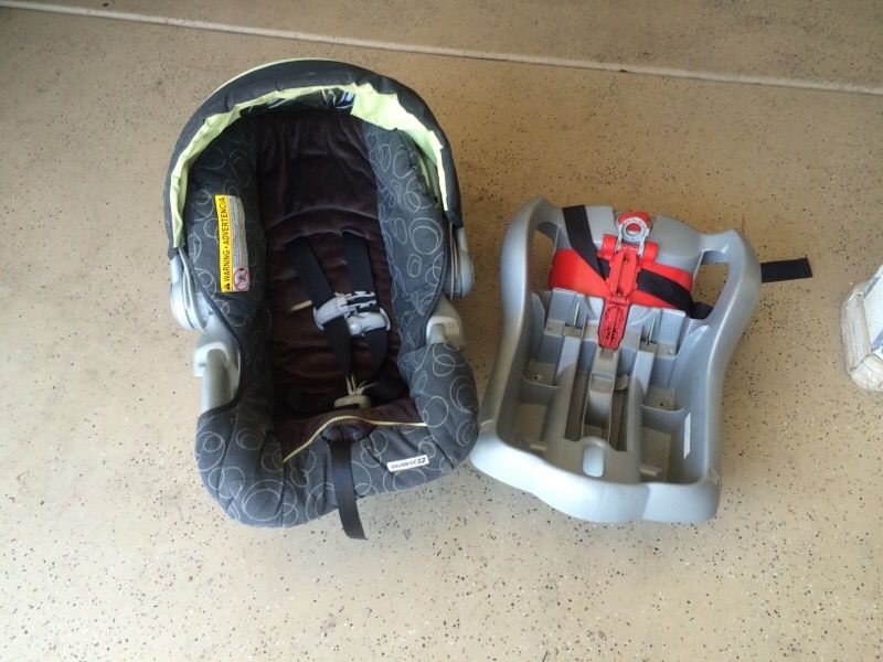 Graco Snugride carseat and extra base