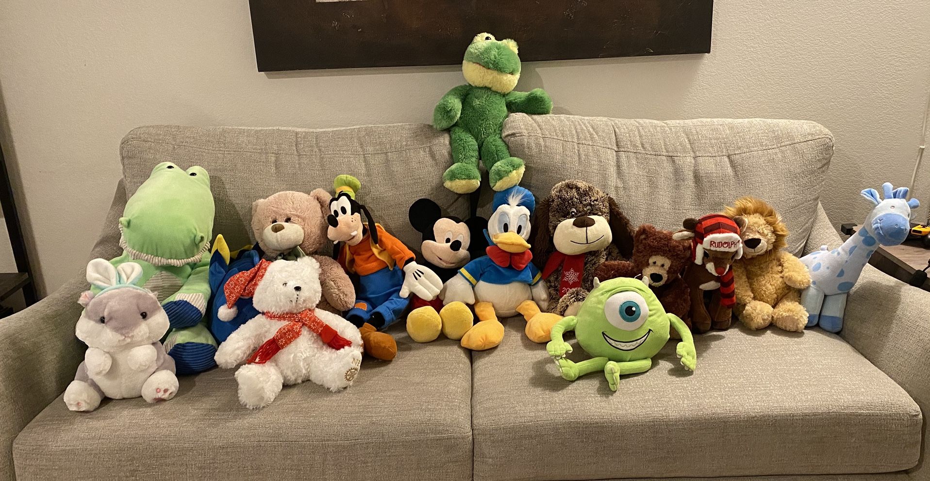 Stuffed animals / teddy bear  Mickey Mouse, Goofy Gus, Daffy Duck 